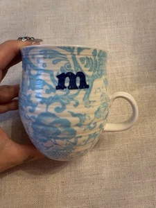Taza Anthropologie Letra M Cultivada en Casa Monograma Azul Floral Inicial Taza Café Té - Imagen 1 de 3