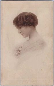 Foto sepia de retrato de estudio de perfil de enfoque suave de mujer eduardiana de la década de 1910 - Imagen 1 de 2