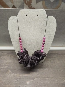 Collana In Tessuto Lamè Nero E Argento Con Pietre Dure In Agata Viola - Foto 1 di 4