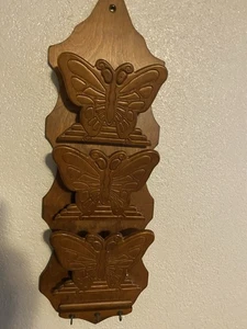 Vintage geschnitzter Schmetterling Wand Holz Post Organizer Brief Schlitze Schlüssel Haken Boho 22,5" - Bild 1 von 4