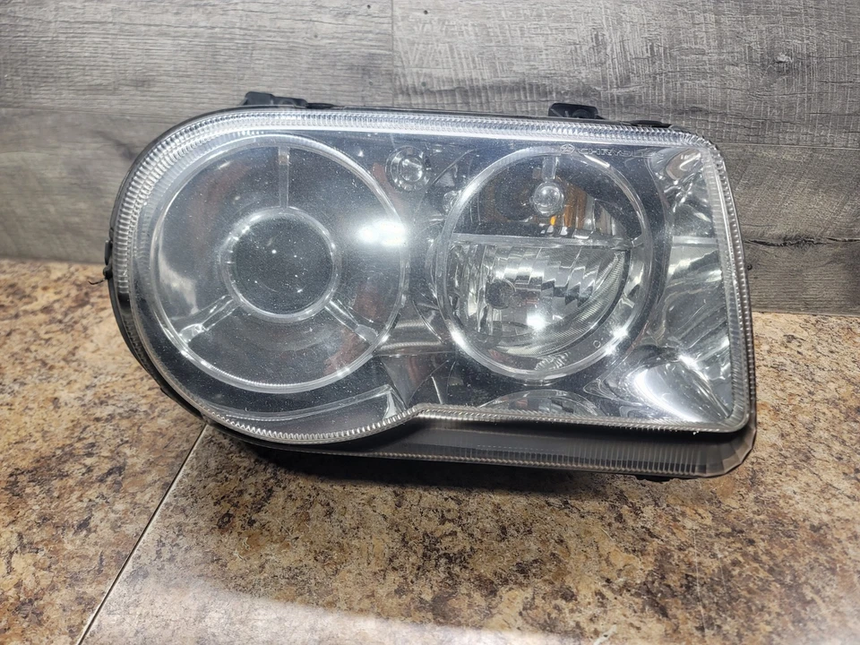 Chrysler 300C SRT8 2005-2010 6,1 L OEM PASAJERO XENÓN OCULTO FARO LUZ Foto 1 de 4