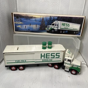 Hess Toy Truck Bank 1987 avec 2 barils Hess en boite - Photo 1/16
