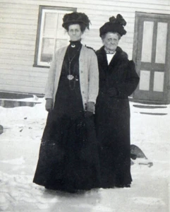 RPPC VIKTORIANISCHE ÄRA 2 DAMEN IN SCHWARZEM KLEID SCHNEE AUSSEN ND? ECHTFOTO POSTKARTE - Bild 1 von 3