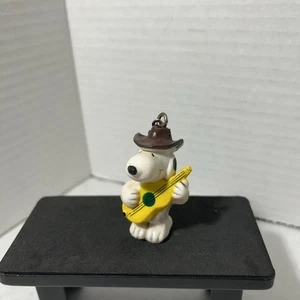 Portachiavi Snoopy Peanuts giallo con cappello marrone per chitarra. - Foto 1 di 5