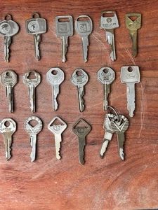 Vintage Lot Of 17 Car Keys GM Chrysler  Mercury American Motors Ford - Picture 1 of 19
