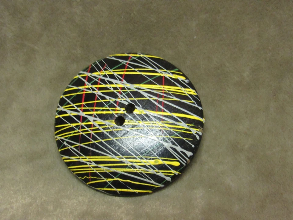 Ropa de madera vintage pintada con botones de negro con rayas modernas de mediados de siglo Foto 1 de 3