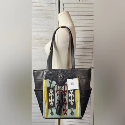 Bolso Nocona con detalles amarillos y borlas. Red. Western. Boho. Foto 1 de 4