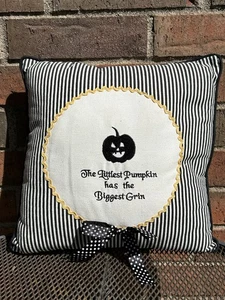 Almohada artesanal de Halloween bordada adornada calabaza Shabby Chic - Imagen 1 de 6