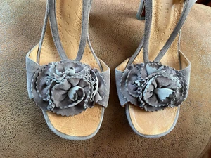 CHIE MIHARA VINTAGE SUEDE SANDALS IN TAUPE FLORAL ROSETTE APPLIQUE 39 8.5 SPAIN - Picture 1 of 12