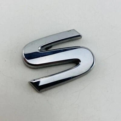 2012-2017 Nissan Versa emblema logotipo símbolo letra emblema porta porta porta porta traseira fabricante de equipamento original E61S - Imagem 1 de 4