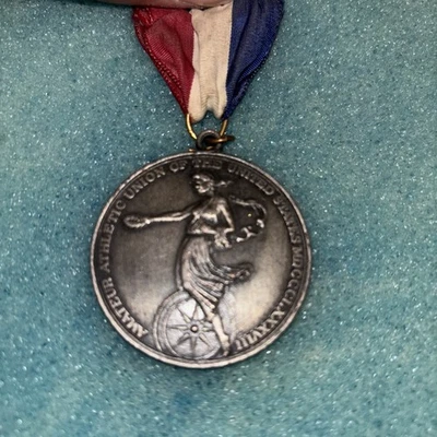 Medalla dorada de oración del Señor George B Soley de 1832 como nueva en Estados Unidos con cinta de seda azul original Foto 1 de 2