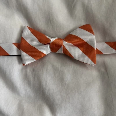 Pajarita de hombre a rayas anaranjadas y blancas marca Izod Foto 1 de 4