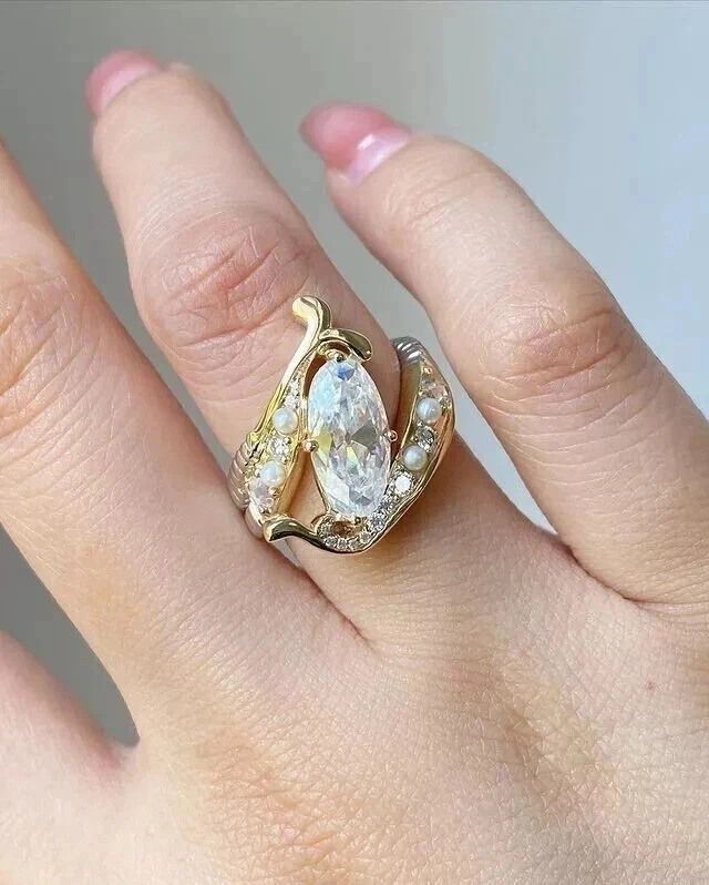Anillo de compromiso de diamantes de corte ovalado de 2,50 quilates enchapado en oro amarillo de 14 quilates Foto 1 de 4