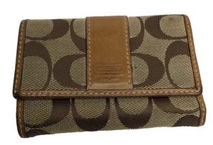 Cartera compacta Coach Signature con logotipo de lona en color tostado con ribete de cuero tostado - Imagen 1 de 8