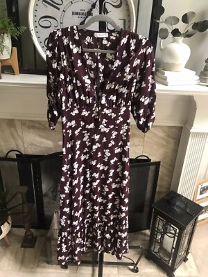 FLYNN & SKYE floral V neck - burgundy white - short sleeve - sz S small - Image 1 of 4