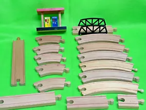 Thomas Train Connector Pieces Wooden Bridge and Gas Pumps - Picture 1 of 3