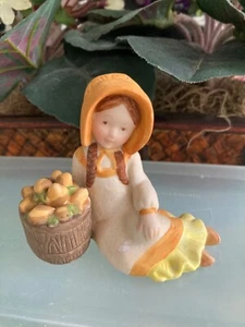 Holly Hobbie Bountiful Pleasure Figur Mädchen mit Korb Serie IX Vintage 1983 - Bild 1 von 6