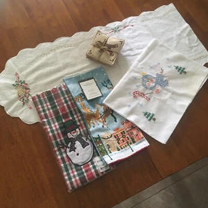 MIxed Lot 5 Vintage und Neu Weihnachten Bettwäsche Tischläufer Handtücher Hot Mug Pads - Bild 1 von 12