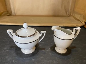 Un juego de azucarero artesanal Vita con tapa y crema blanca con borde plateado - Imagen 1 de 7