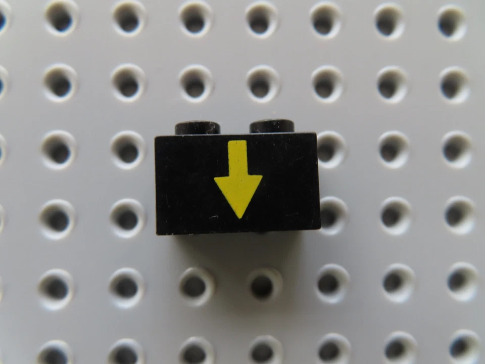 LEGO 1 x Stein 3004p03 schwarz 1x2 bedr.  gelber Pfeil 6894 - Bild 1 von 1