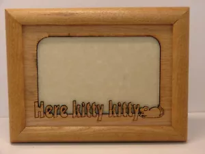 Here Kitty Kitty, 5x7 Holzeinsatz im Holzrahmen, NOS, hält ein 4x6 Foto - Bild 1 von 3