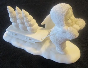 FIGURA BEBÉ NIEVE DEPARTAMENTO 56 "TRAYENDO PINOS ESTRELLADOS" - Imagen 1 de 2