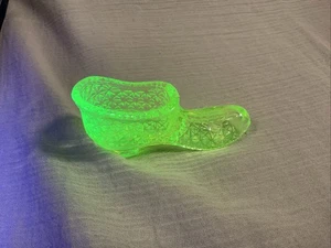 Fenton Uranium Vaseline Glass Slipper Shoe Glows Daisy And Button Pattern Vtg - Picture 1 of 7