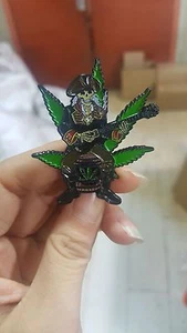 PENTOLA ORIGINALE PIRATI DEI CARAIBI GRATEFUL DEAD RELIX 1 3/4 SPILLE - Foto 1 di 3
