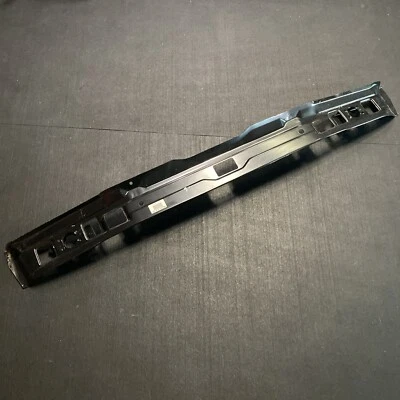 60564248 Alfa Romeo 164 - Soporte parachoques delantero panel metálico en caja (centro inferior) Foto 1 de 4