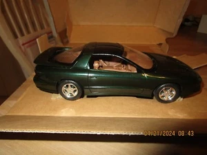 ERTL Amt 1996 PONTIAC FIREBIRD 1/25 POLO GREEN 8302EO NEW in BOX - Picture 1 of 8