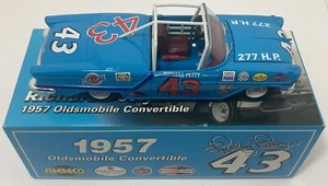 Richard Petty 1/24 #43 1957 Olds Convertible Diecast - The King's 1st Race Car - Bild 1 von 5