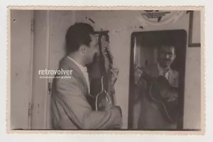 Schöner junger Mann mit Gitarrenvorbereitungen spiegeln sich abstrakter Schnappschuss - Bild 1 von 7