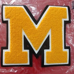 Neu Jostens Letterman Jacke Chenille M Gold Schwarz Buchstabe - Bild 1 von 3