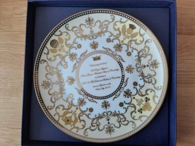 Royal Worcester Commemorative Plate : Duke & Duchess of Cambridge Heir - Image 1 of 4