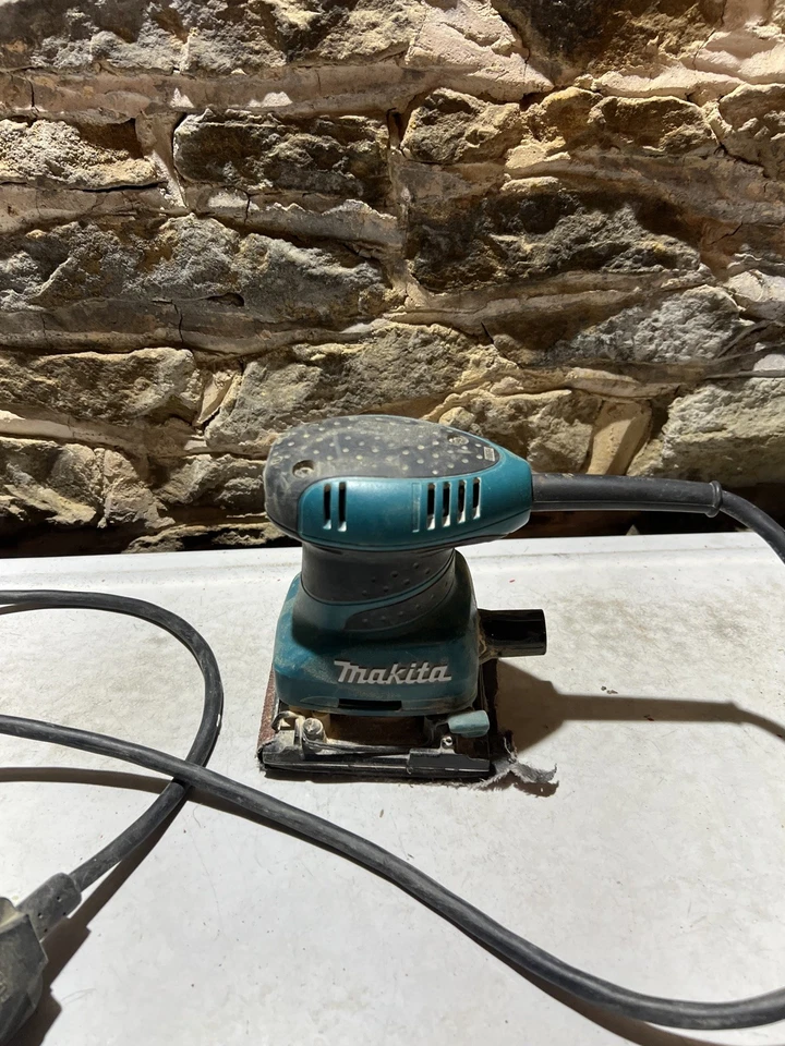 Makita BO4555 Palm Sander 240V - Working - Image 1 of 4