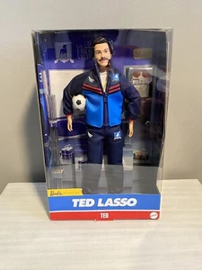 Muñeca Barbie Signature Ted Lasso: Chándal Azul AFC Richmond - NUEVO Sellado - Imagen 1 de 14