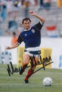 MAURICE MALPAS HAND SIGNED 6X4 PHOTO SCOTLAND FOOTBALL AUTOGRAPH 2 - Picture 1 of 1