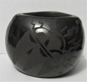 Small Vintage Black on Black Santa Clara Pottery Bowl signed MELVIN RUSSELL - Picture 1 of 5