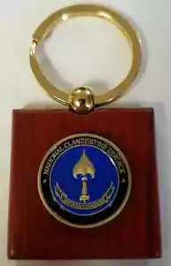 Llavero cuadrado de madera de cerezo del Servicio Clandestino Nacional NCS con anillo - Imagen 1 de 1