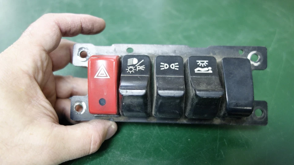 Kenworth T680开关面板带四个开关 — 第 1/2 张图片