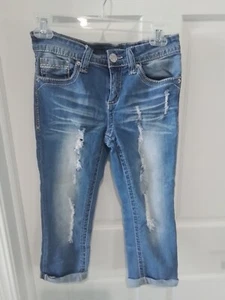 WOMEN'S JUNIOR ALMOST FAMOUS JEAN CAPRI. SIZE 5. PRE OWNED - Picture 1 of 4