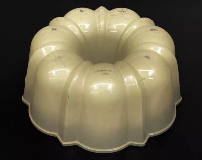 "Mini" sartén para pasteles Bundt acanalada pesada ombre verde aguacate Nordic Ware de colección 9""" Foto 1 de 4