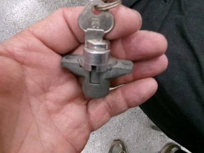 Nuevo de Lote Antiguo 1941 1942 1946 1947 Dodge Plymouth DeSoto Caja de Guantes Cerradura con LLAVES CON LOGOTIPO Foto 1 de 3