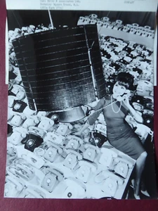 PHOTO PRESSE HUGHES AIRCRAFT EARLY BIRD COMMERCIAL COMMUNICATIONS SATELLITE - Imagen 1 de 2