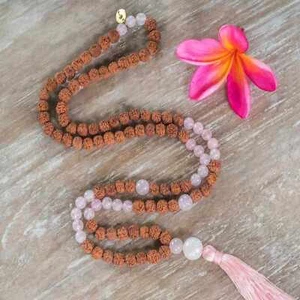Collar de cuentas de piedras preciosas de cuarzo rosa Rudraksha nudo natural de 8 mm minimalista - Imagen 1 de 8