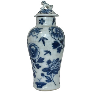 Small Qing Chinese Kangxi Mark 19th Century Temple Foo Dog Vase