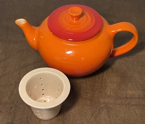 Le Creuset kleine Steinzeug Teekanne mit Teeei Volcanic Orange EUC - Bild 1 von 17