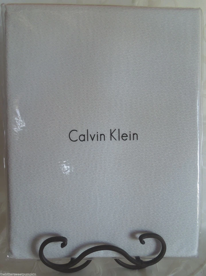 CALVIN KLEIN HOME~PUNTO CIRCULAR~60" X 104"~MANTEL DE TELA~BLANCO CHIC~¡NUEVO EN PAQUETE! Foto 1 de 2