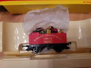 HORNBY CALIBRE 00 - R60015 - VAGÓN 7 TABLONES NAVIDAD 2021 CON CARGA DE REGALO EN CAJA - Imagen 1 de 5