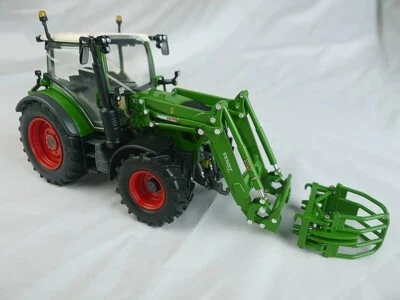 Model tractor Crew Agricultural USK Fendt 313 Vario Bale Grapple 1:32 diecast - Image 1 of 4
